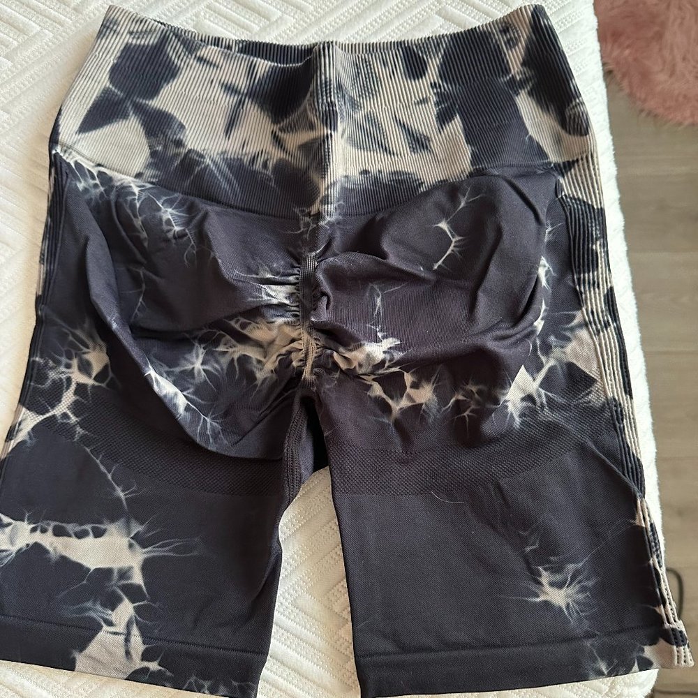 Black/Cream Tie Dye Scrunch Butt Shorts